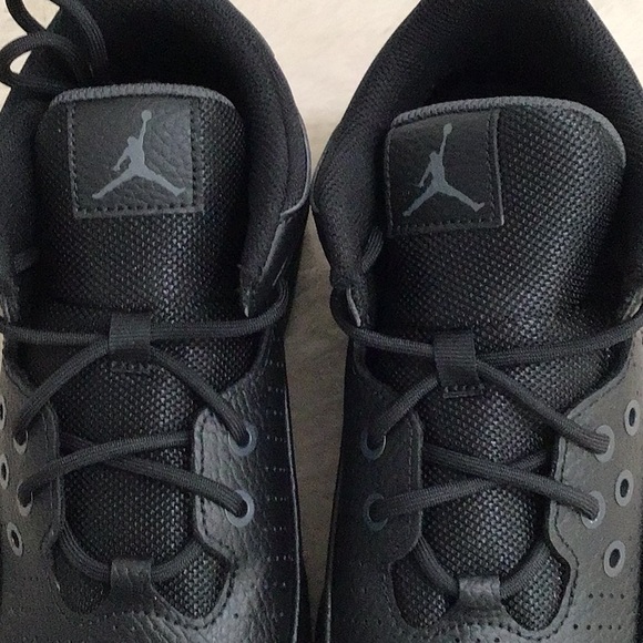 🆕 JORDAN Boys Max Aura 5 GS Classic Sneakers Black/Anthracite/Black - Picture 4 of 15
